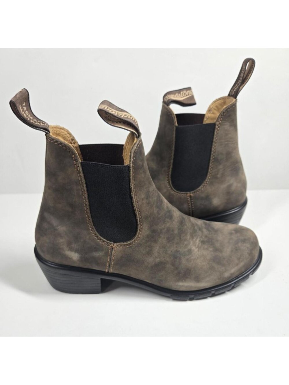 Blundstone 1677 Rustic Brown Heeled Leather Chelsea Ankle Boots.